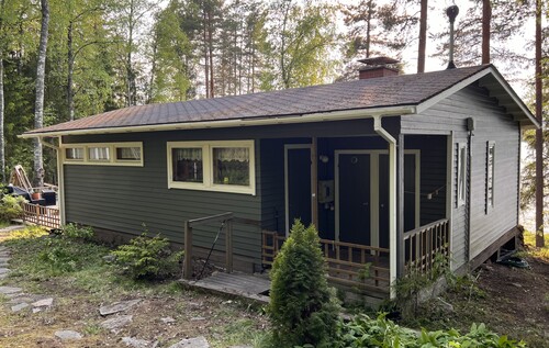 Mökki maalattu kahteen kertaan